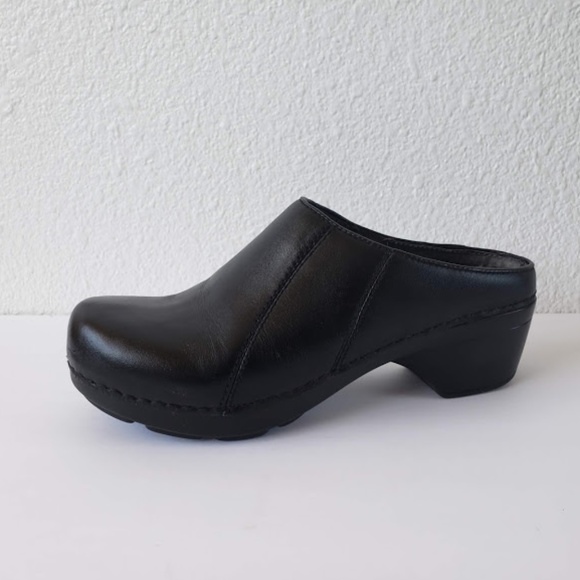 Dansko Shoes - Dansko women  black leather clogs slipon  shoes